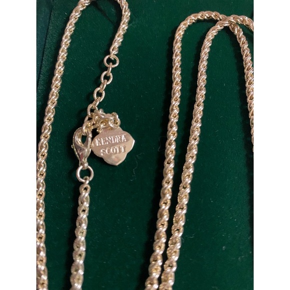 Kendra Scott Sienna Arrowhead Pendant Necklace in Gold - Picture 4 of 5